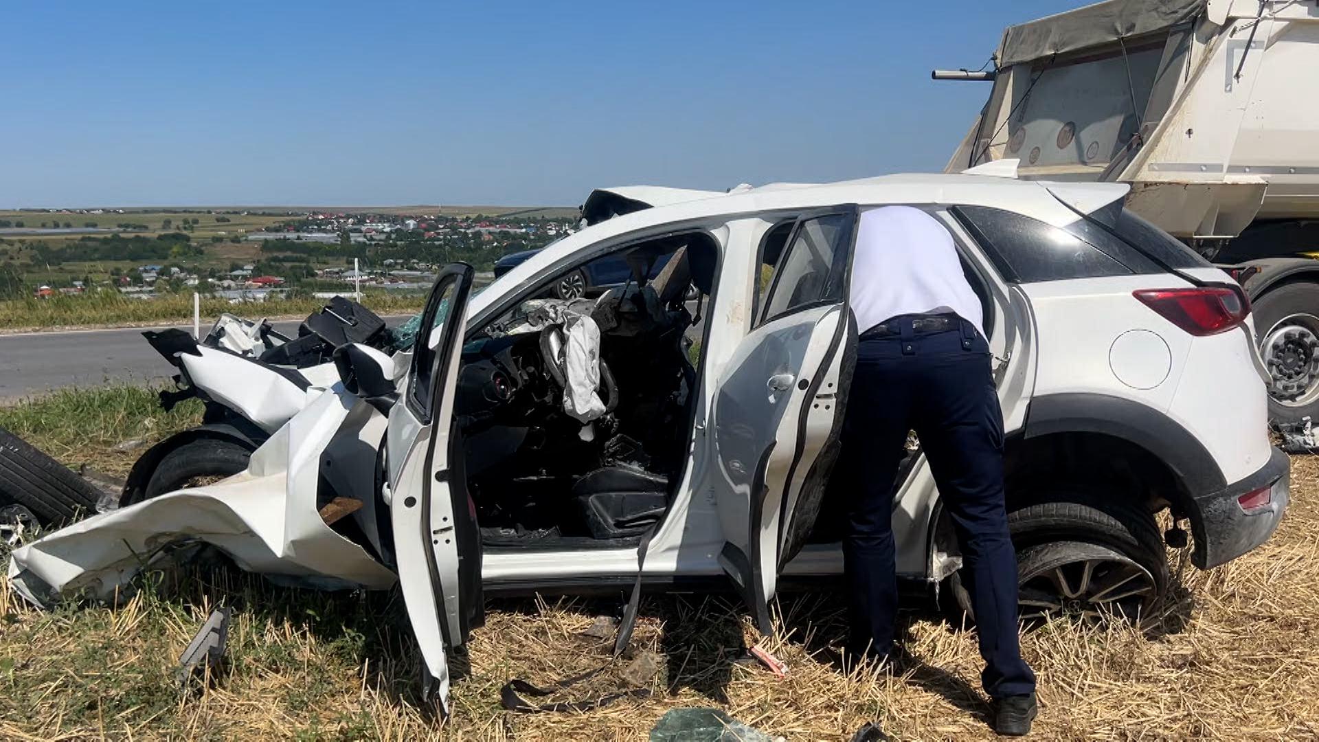 Momentul când maşina familiei din Iaşi este pur şi simplu spulberată de un TIR. "I-am luat din plin"