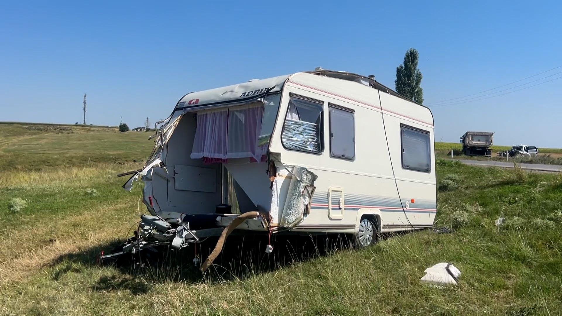 Momentul când maşina familiei din Iaşi este pur şi simplu spulberată de un TIR. "I-am luat din plin"