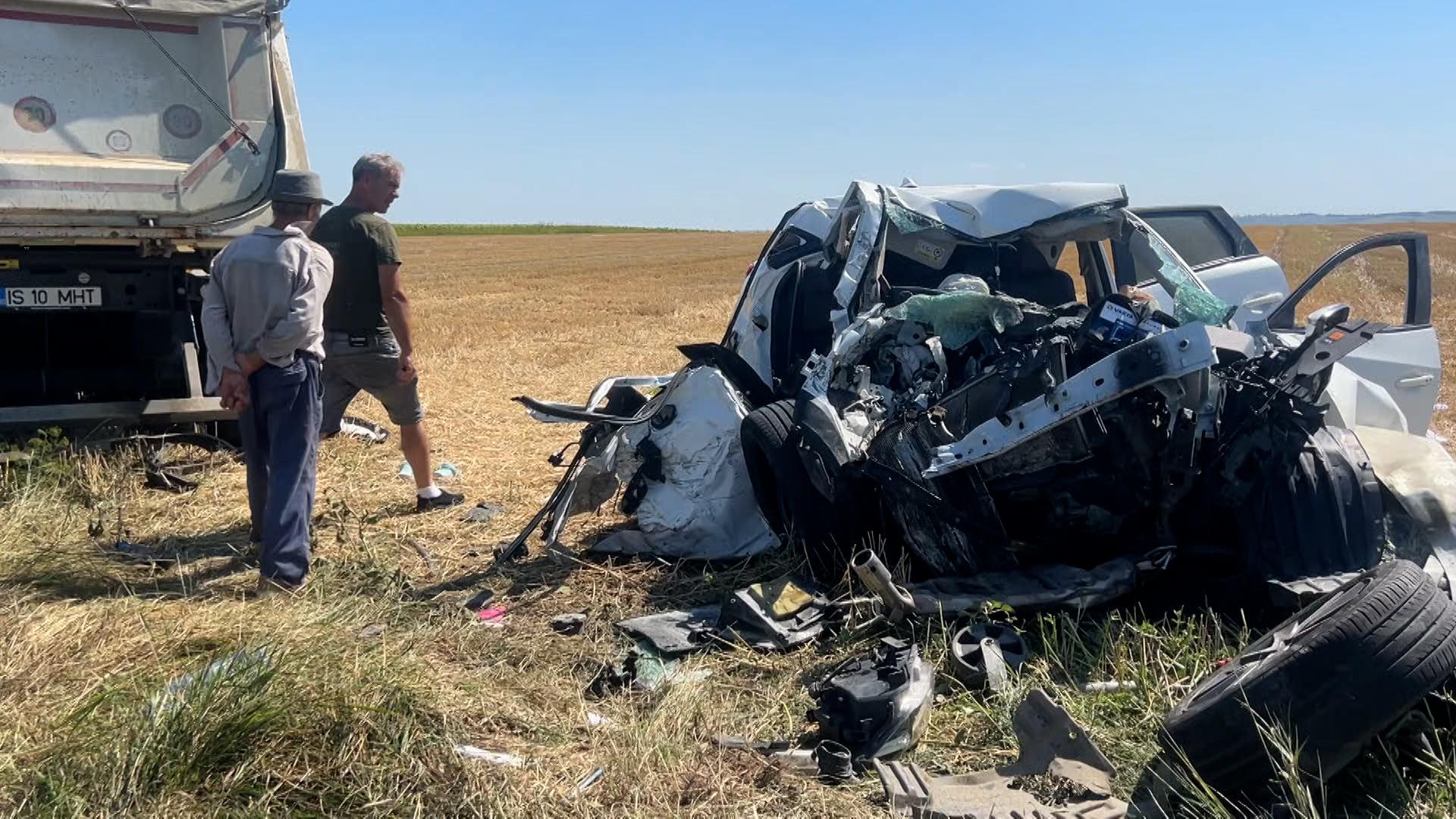 Momentul când maşina familiei din Iaşi este pur şi simplu spulberată de un TIR. "I-am luat din plin"