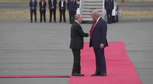 Summit istoric Trump-Putin. Cei doi lideri au dat mana pe covorul rosu pe pista aeroportului
