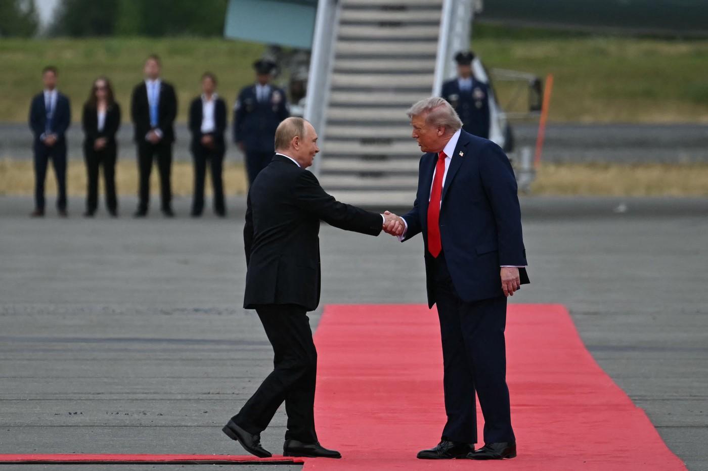 Summit istoric Trump-Putin. Cei doi lideri au dat mâna pe covorul roşu, pe pista aeroportului