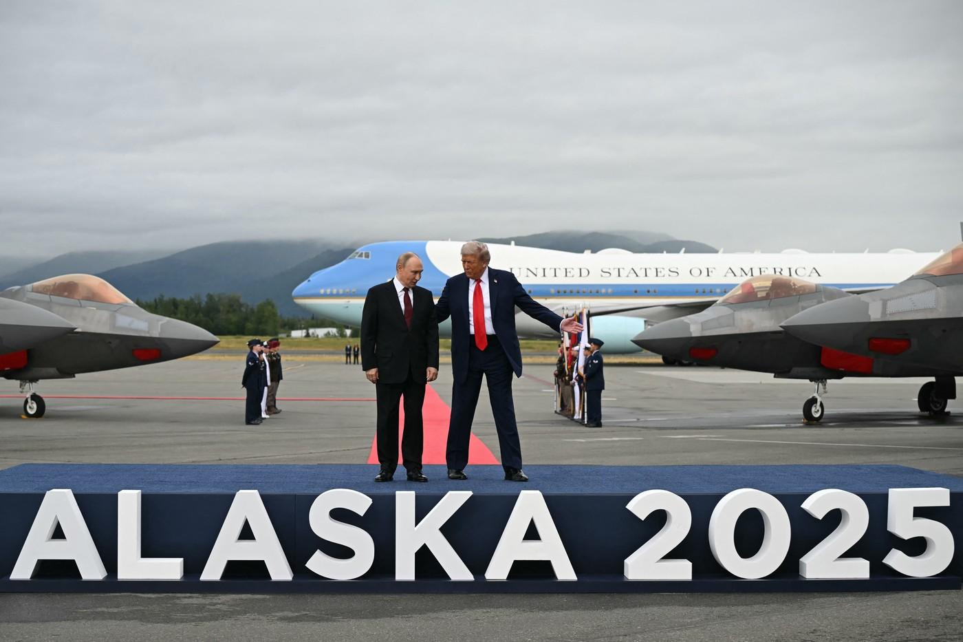 Summit istoric Trump-Putin. Cei doi lideri au dat mâna pe covorul roşu, pe pista aeroportului
