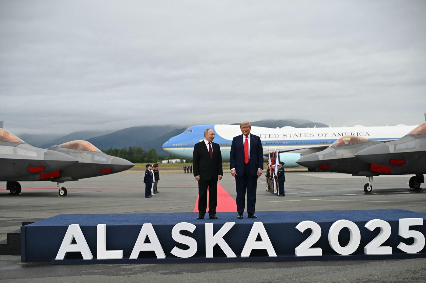 Summit istoric Trump-Putin. Cei doi lideri au dat mâna pe covorul roşu, pe pista aeroportului