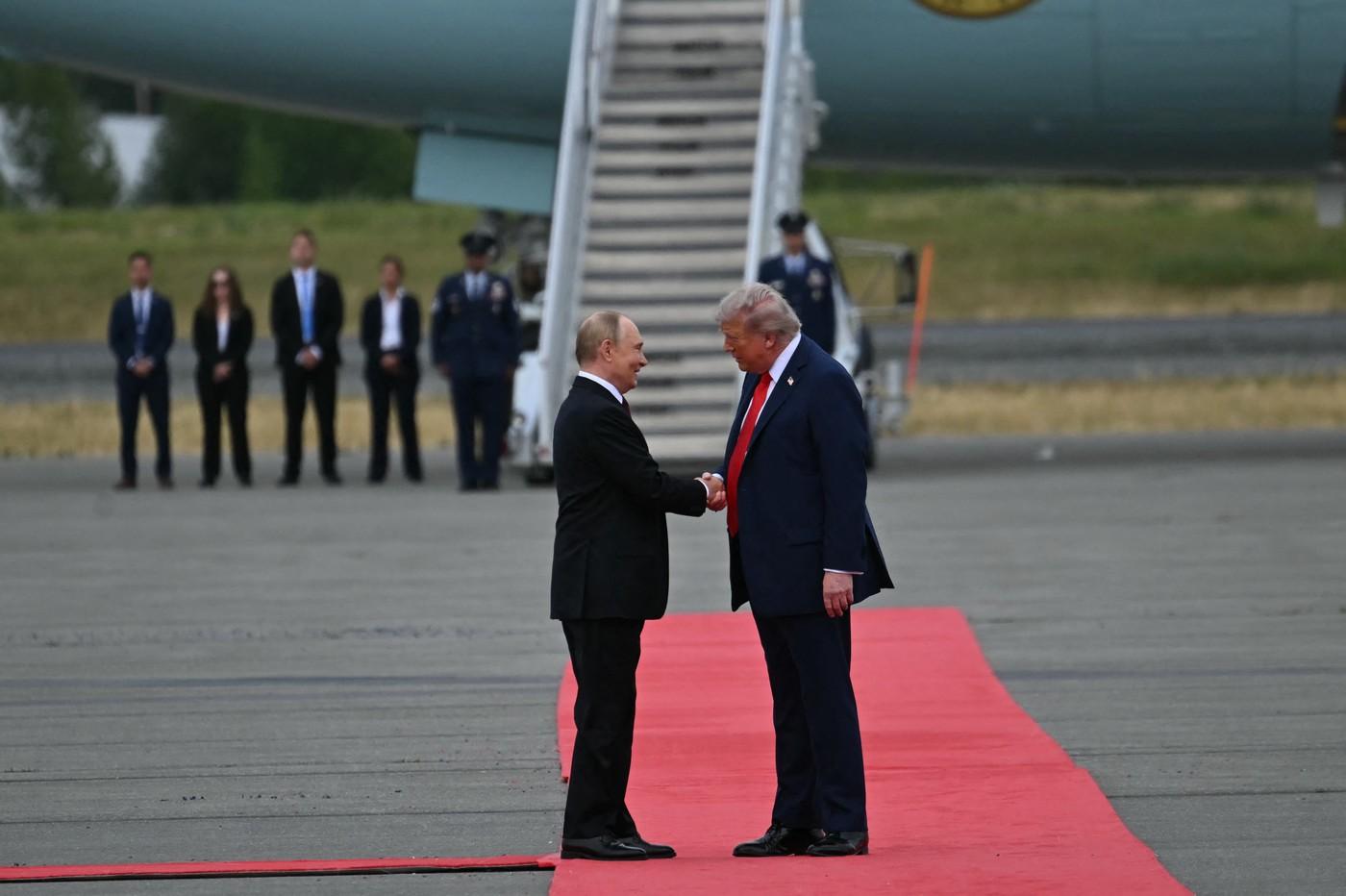 Summit istoric Trump-Putin. Cei doi lideri au dat mâna pe covorul roşu, pe pista aeroportului