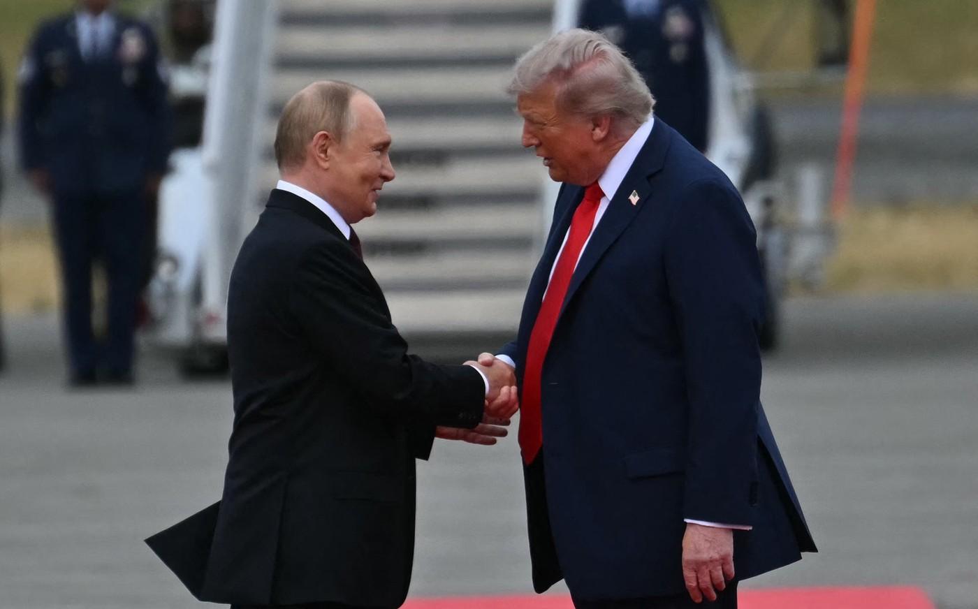 Summit istoric Trump-Putin. Cei doi lideri au dat mâna pe covorul roşu, pe pista aeroportului