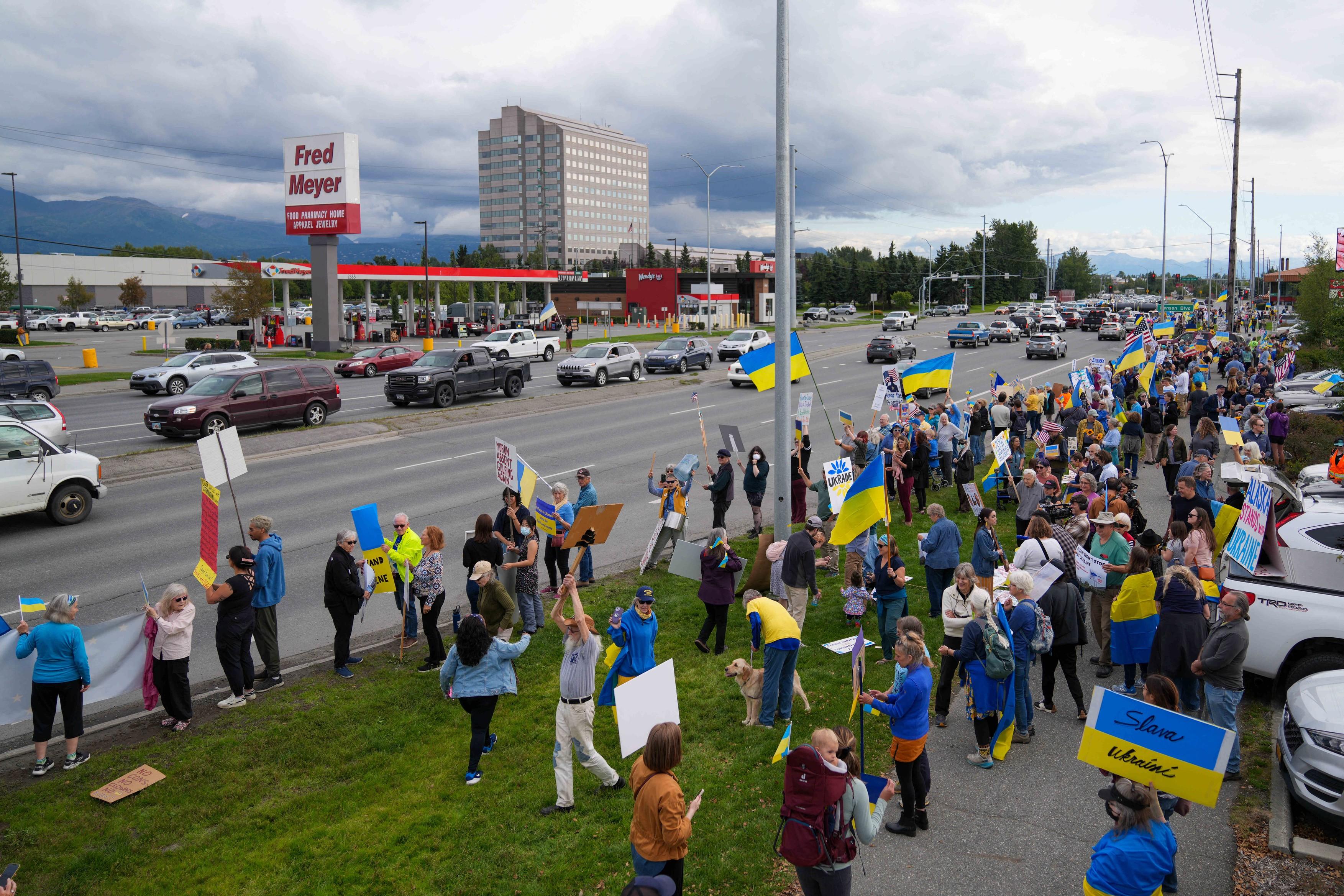 Summit istoric Trump-Putin. Manifestaţii pro-Ucraina în Alaska: "Niciodată cu Rusia din nou"