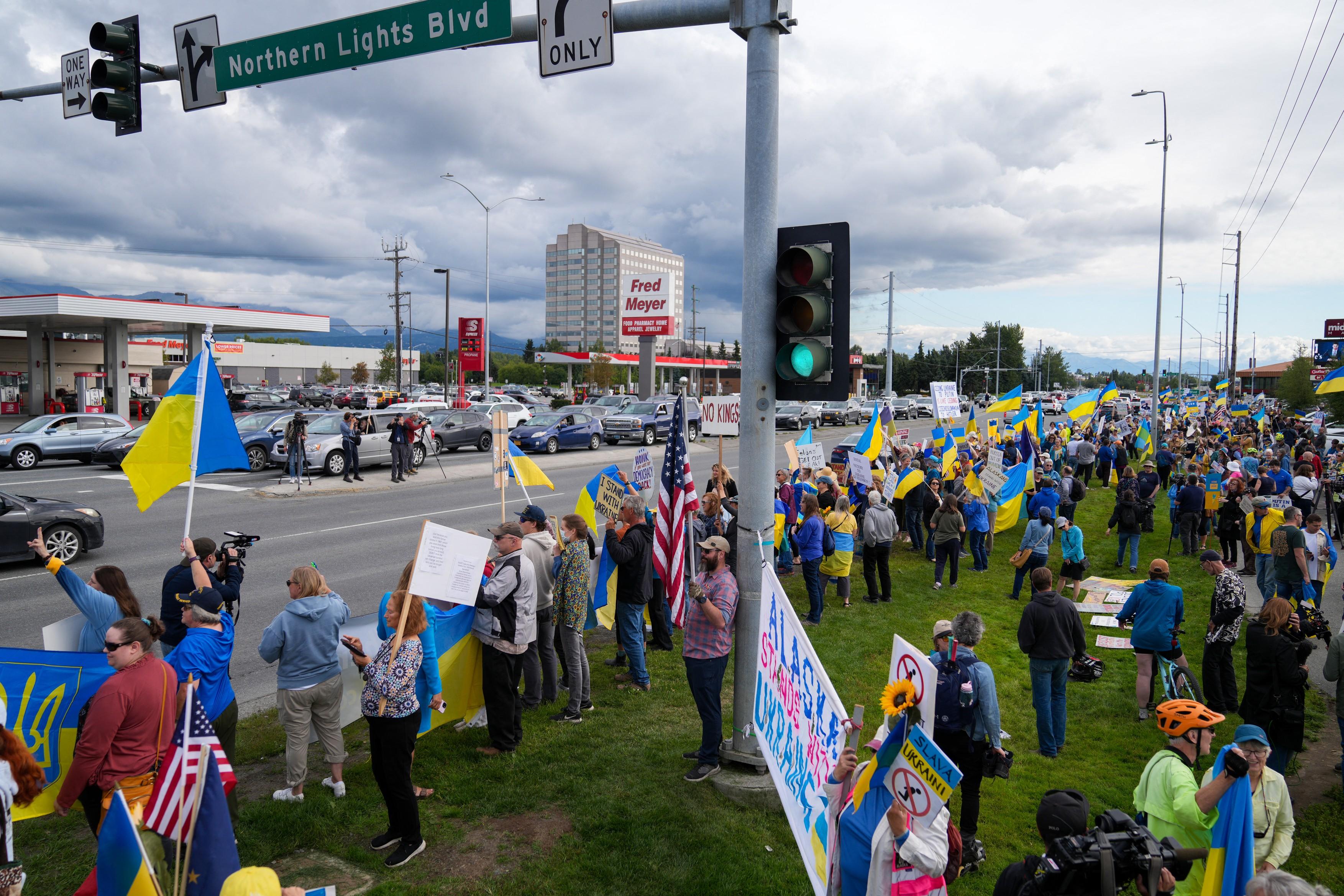 Summit istoric Trump-Putin. Manifestaţii pro-Ucraina în Alaska: "Niciodată cu Rusia din nou"
