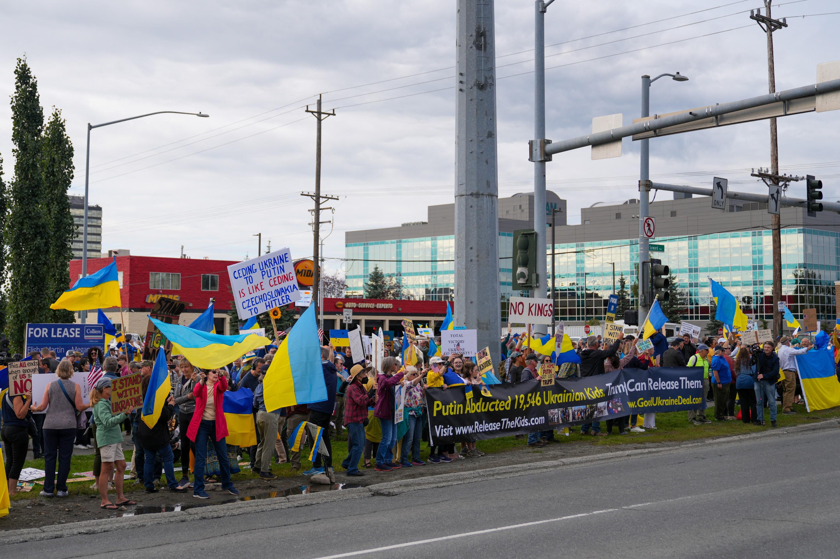 Summit istoric Trump-Putin. Manifestaţii pro-Ucraina în Alaska: "Niciodată cu Rusia din nou"