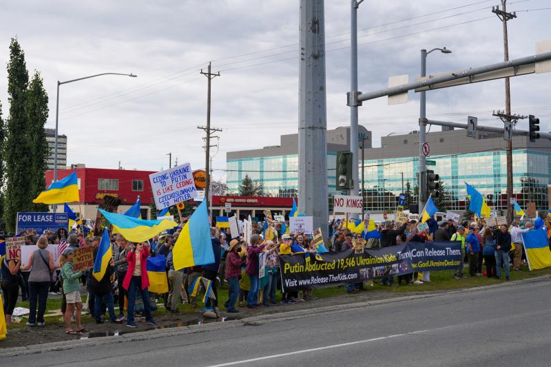 Summit istoric Trump-Putin. Manifestaţii pro-Ucraina în Alaska: "Niciodată cu Rusia din nou" Summit istoric Trump-Putin. Manifestaţii pro-Ucraina în Alaska: "Niciodată cu Rusia din nou"