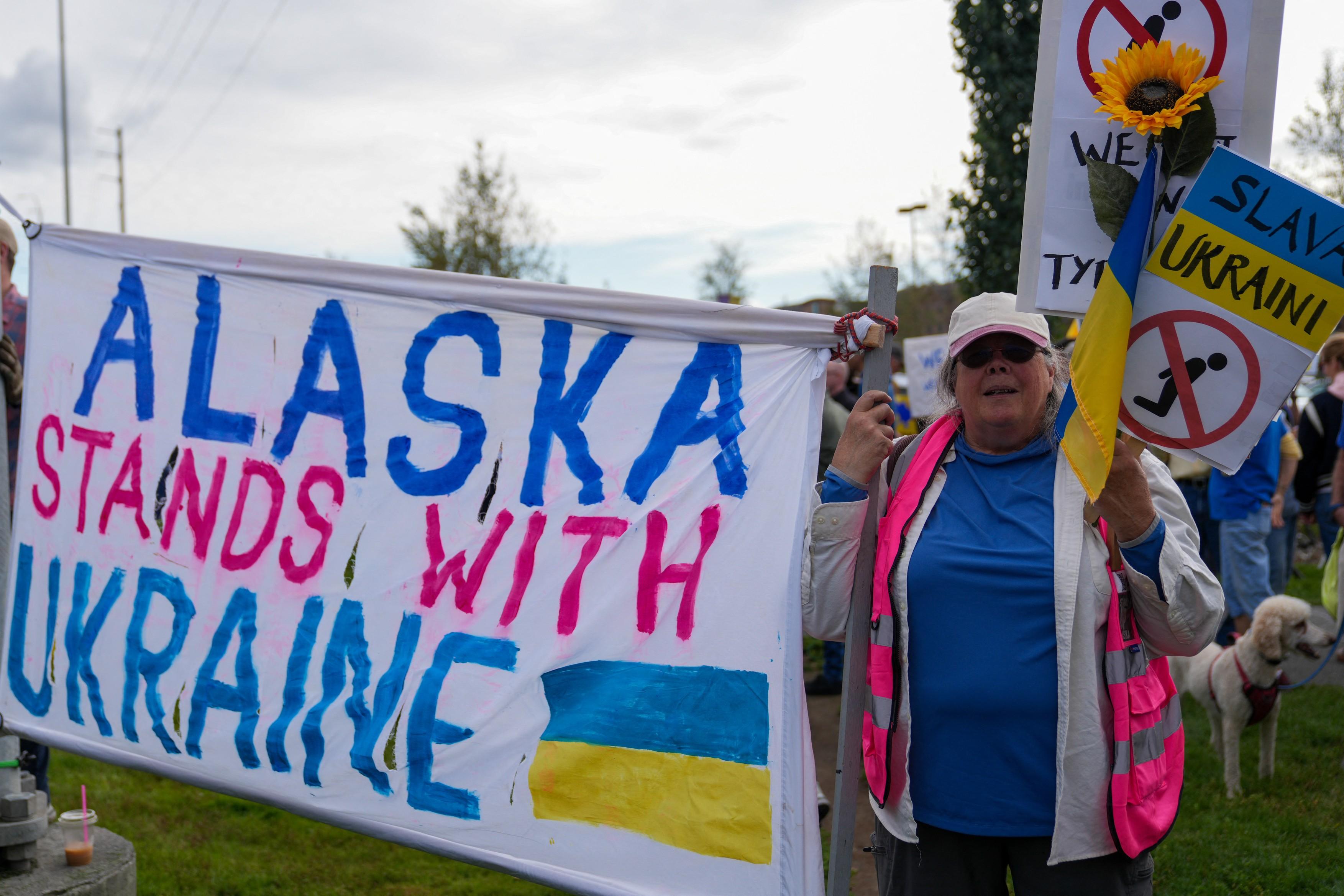 Summit istoric Trump-Putin. Manifestaţii pro-Ucraina în Alaska: "Niciodată cu Rusia din nou"