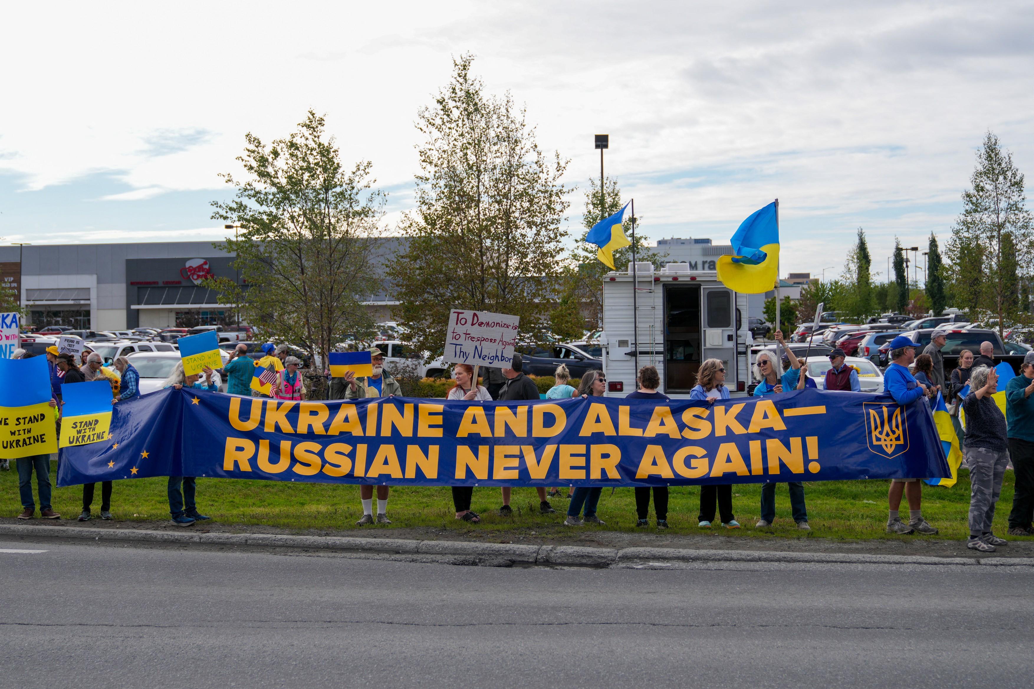Summit istoric Trump-Putin. Manifestaţii pro-Ucraina în Alaska: "Niciodată cu Rusia din nou"