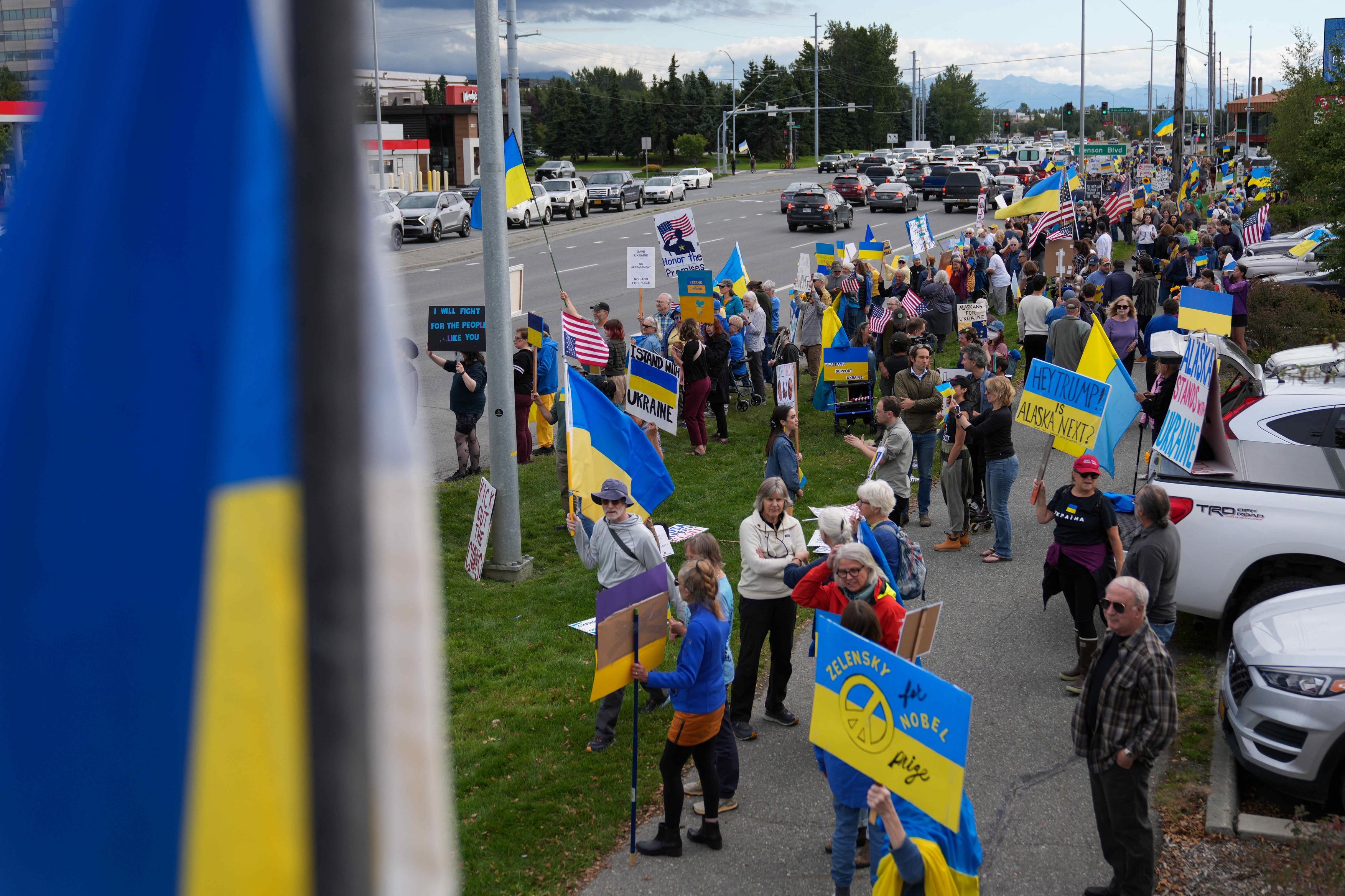 Summit istoric Trump-Putin. Manifestaţii pro-Ucraina în Alaska: "Niciodată cu Rusia din nou"