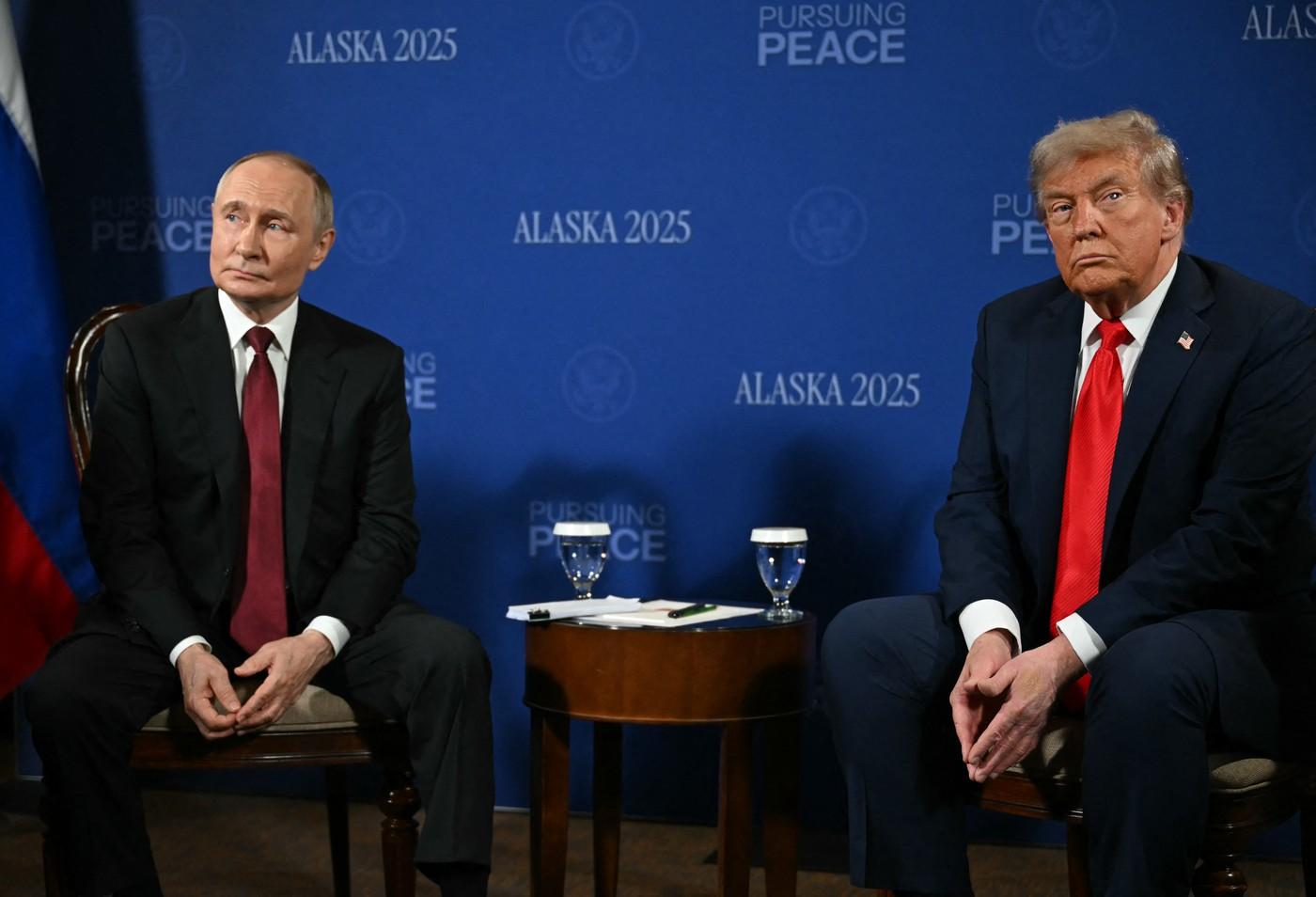 Summit istoric Trump-Putin. Cei doi lideri au dat mâna pe covorul roşu, survolați de avioane militare