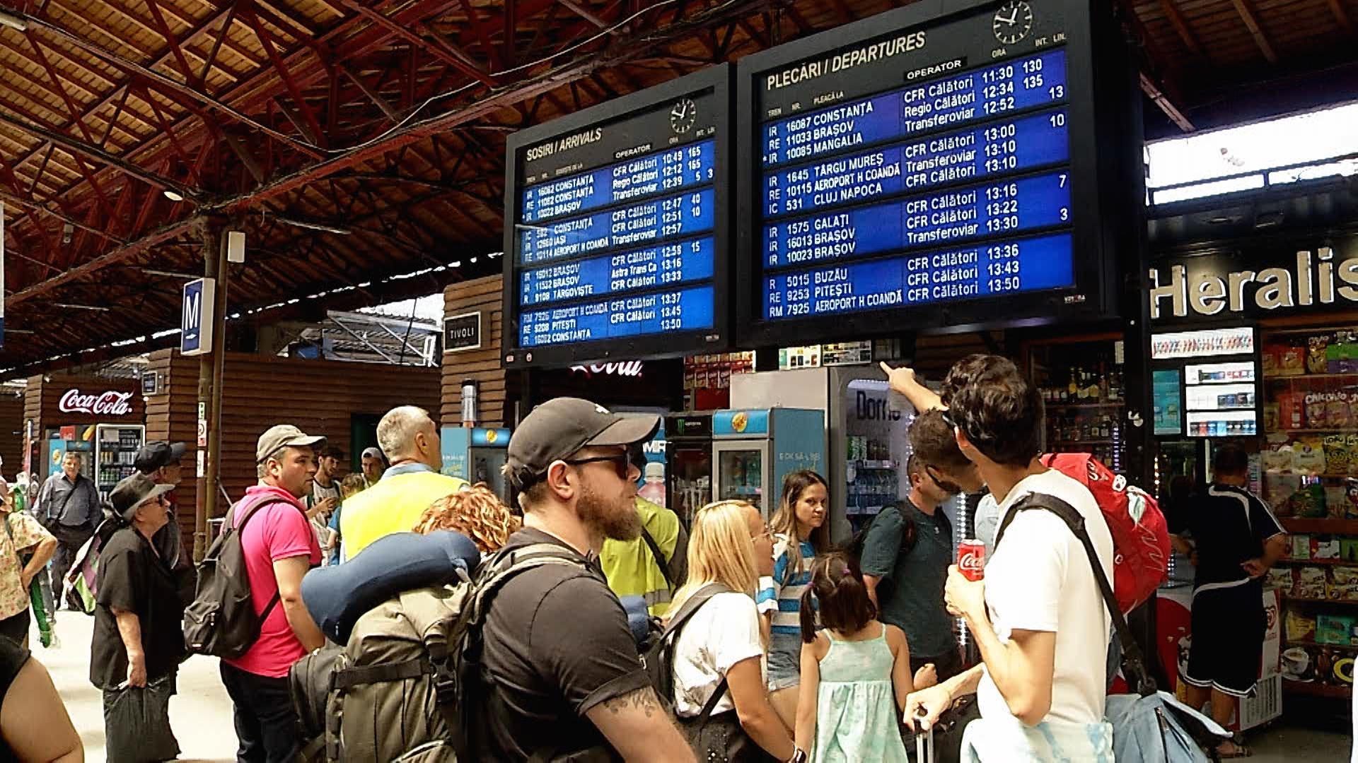 Întârzieri de peste 3 ore la trenurile spre litoral. Prima zi de vacanţă, petrecută în vagoane, fără AC