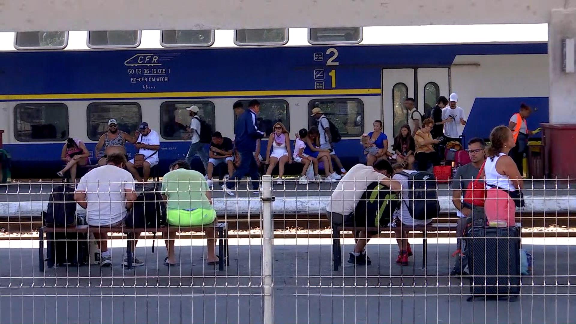 Întârzieri de peste 3 ore la trenurile spre litoral. Prima zi de vacanţă, petrecută în vagoane, fără AC