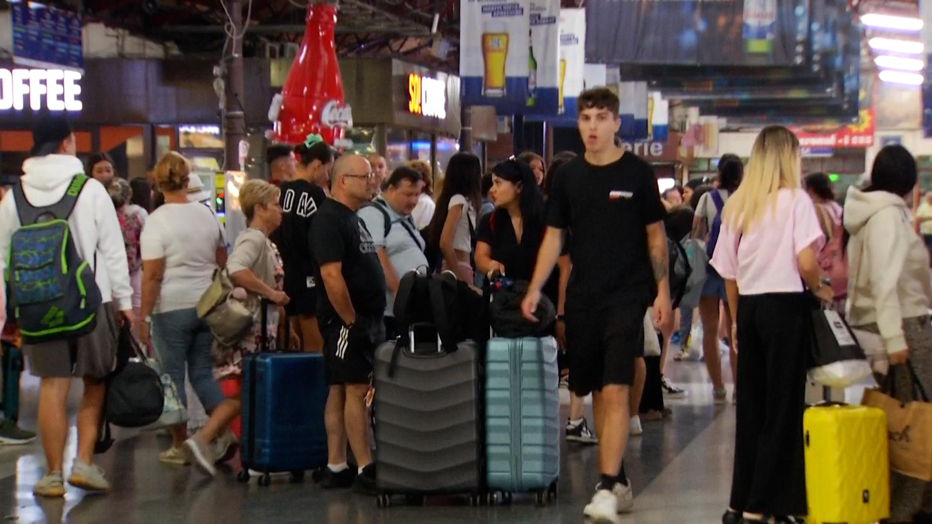 Întârzieri de peste 3 ore la trenurile spre litoral. Prima zi de vacanţă, petrecută în vagoane, fără AC