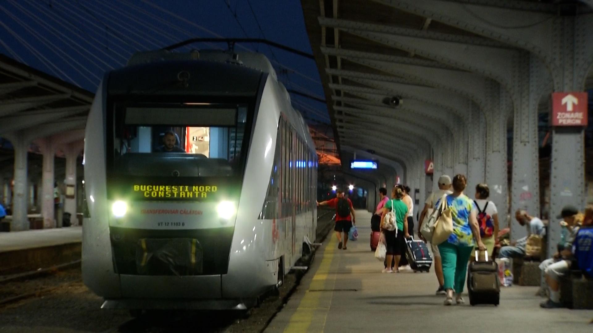 Întârzieri de peste 3 ore la trenurile spre litoral. Prima zi de vacanţă, petrecută în vagoane, fără AC