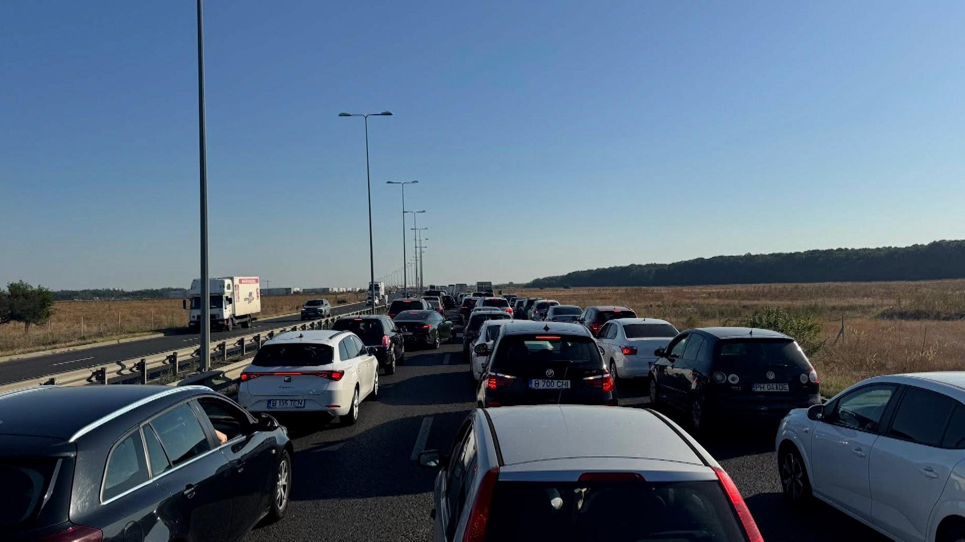 Întârzieri de peste 3 ore la trenurile spre litoral. Prima zi de vacanţă, petrecută în vagoane, fără AC