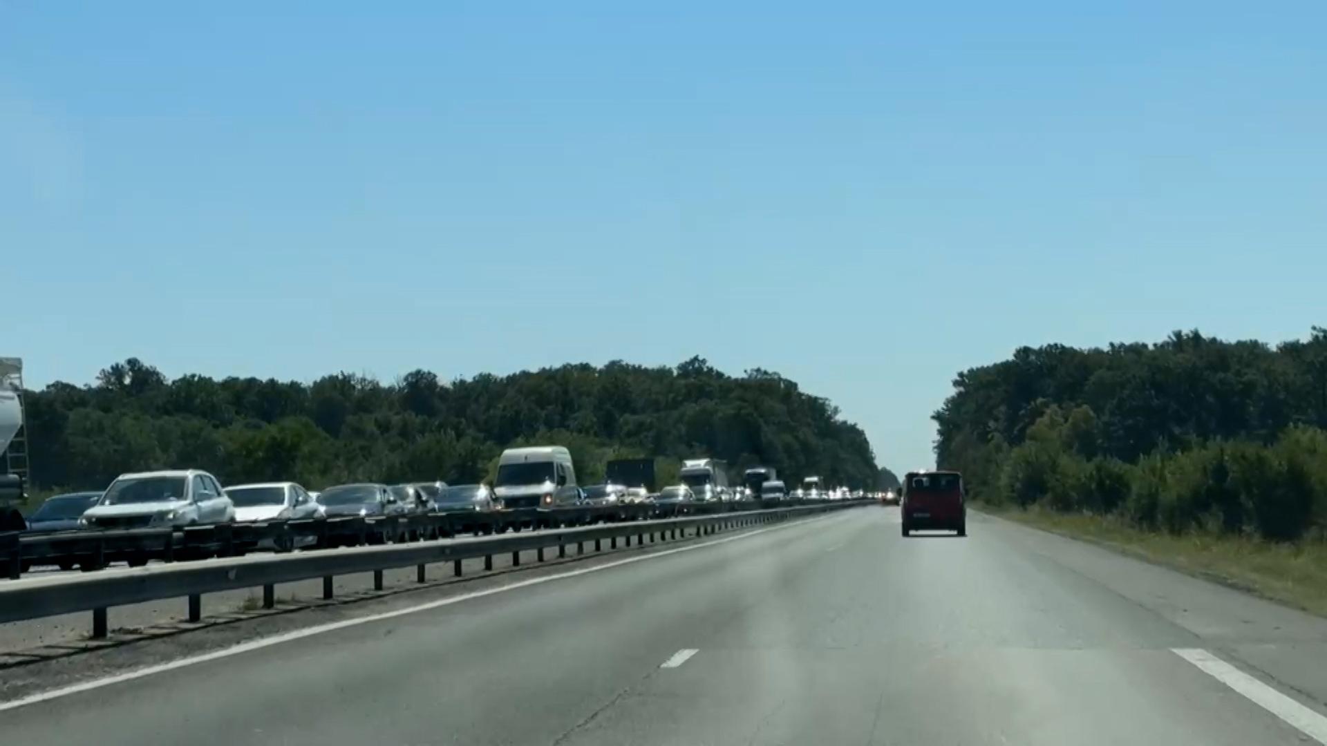 Întârzieri de peste 3 ore la trenurile spre litoral. Prima zi de vacanţă, petrecută în vagoane, fără AC