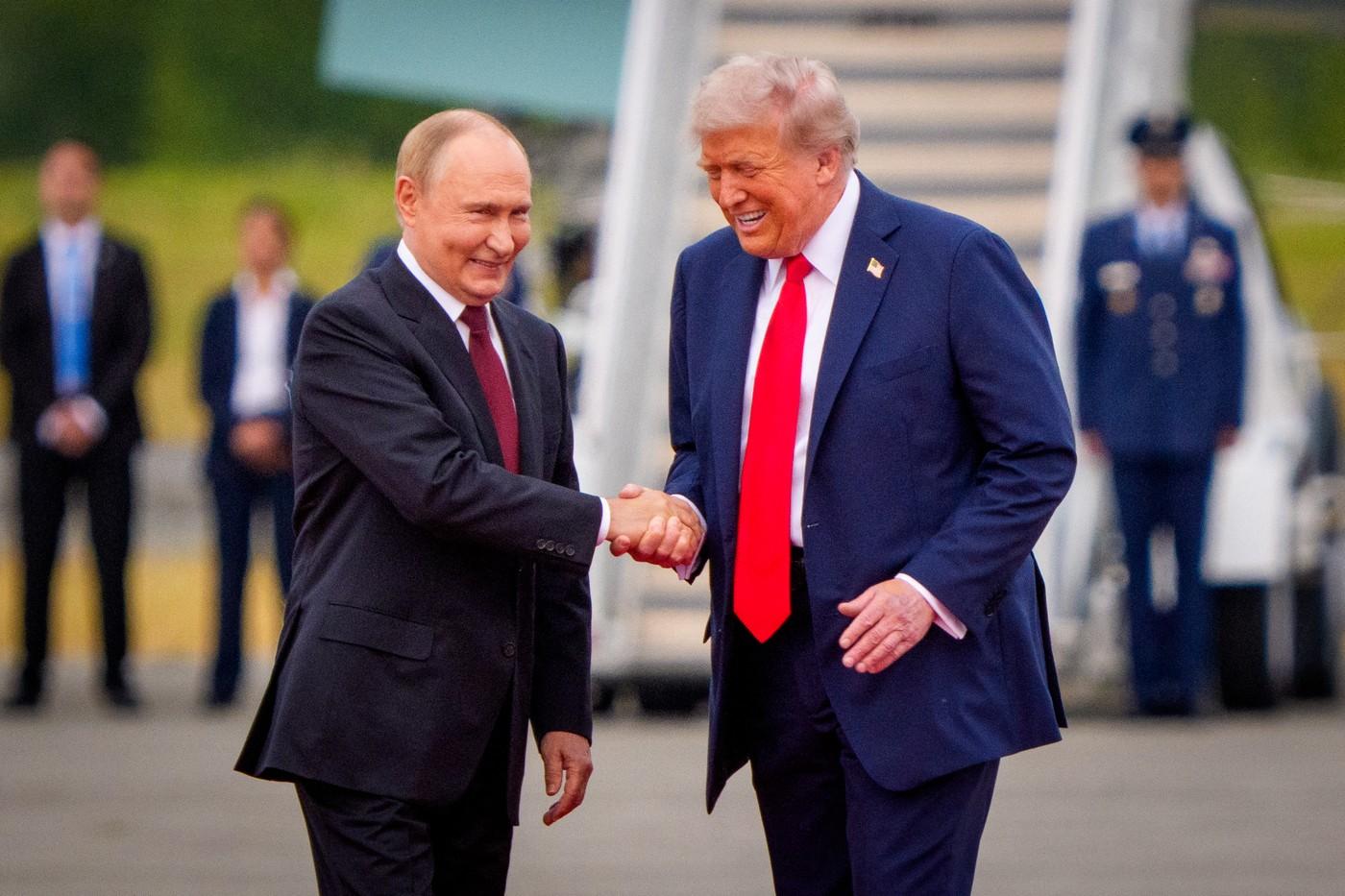 Putin, primit cu aplauze și covorul roșu de Trump. Momentul în care sunt survolați de avioane militare