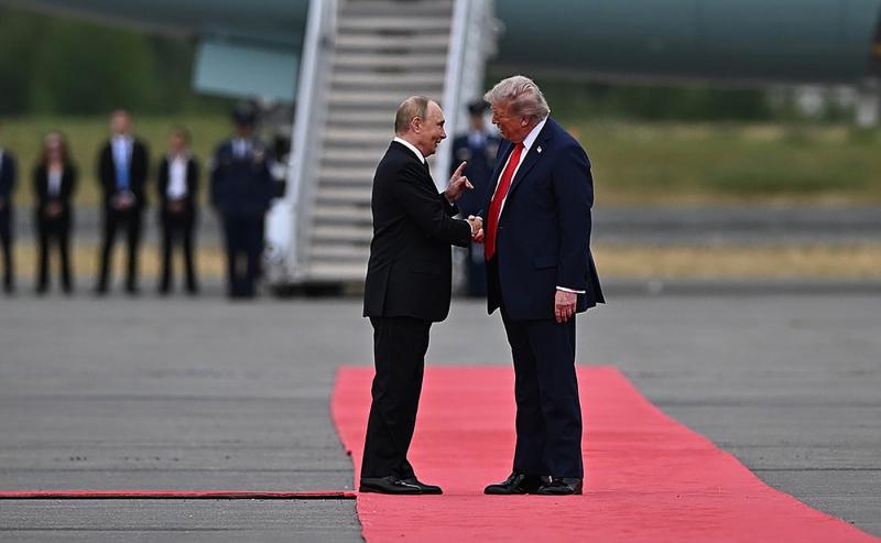 Putin, primit cu aplauze și covorul roșu de Trump. Momentul în care sunt survolați de avioane militare