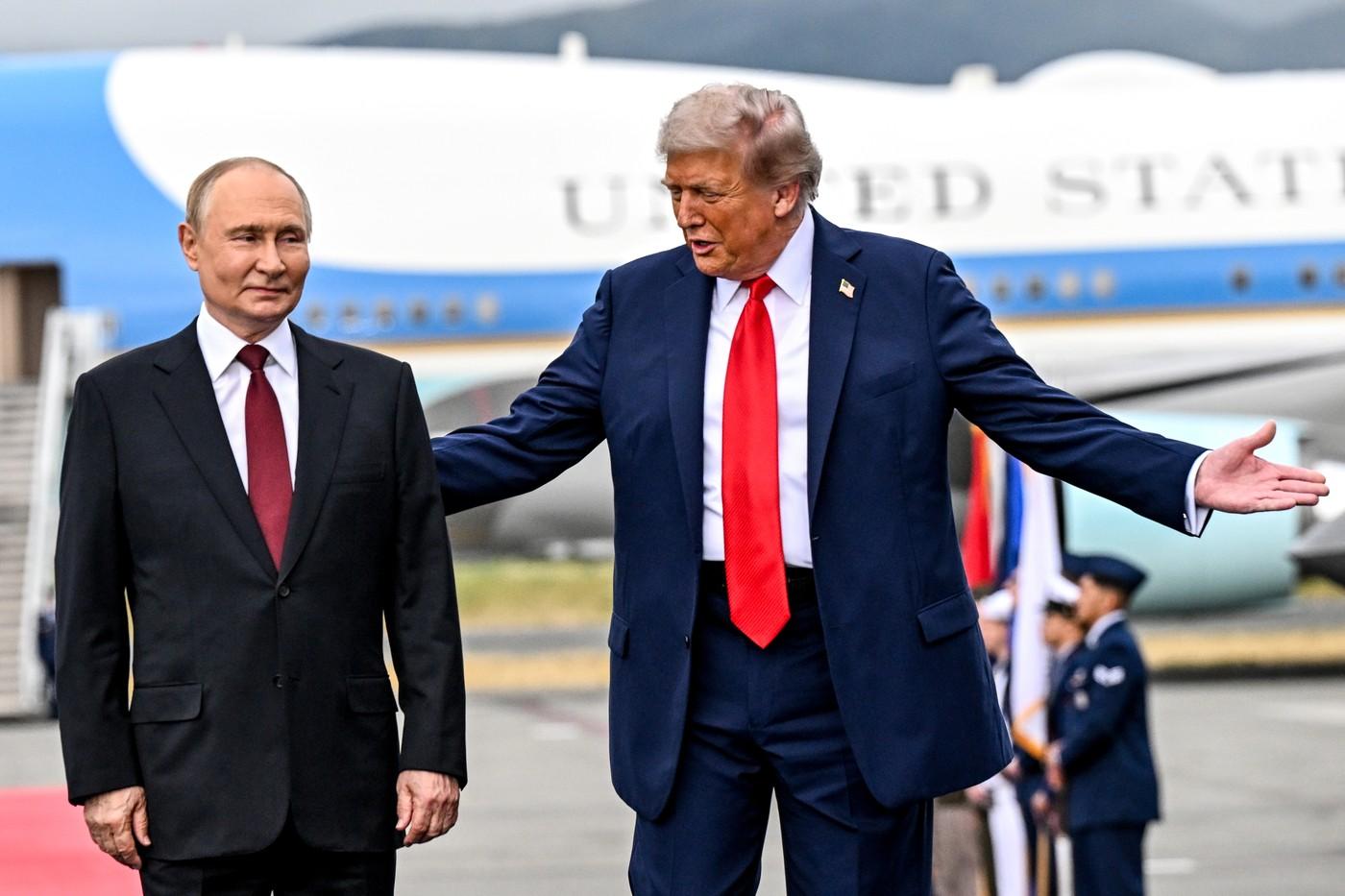 Putin, primit cu aplauze și covorul roșu de Trump. Momentul în care sunt survolați de avioane militare