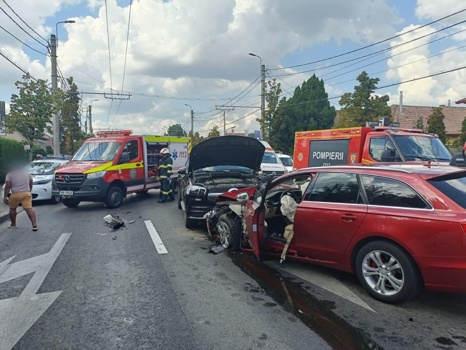 Două persoane rănite, după un accident în care au fost implicate un troleibuz și trei mașini în Cluj