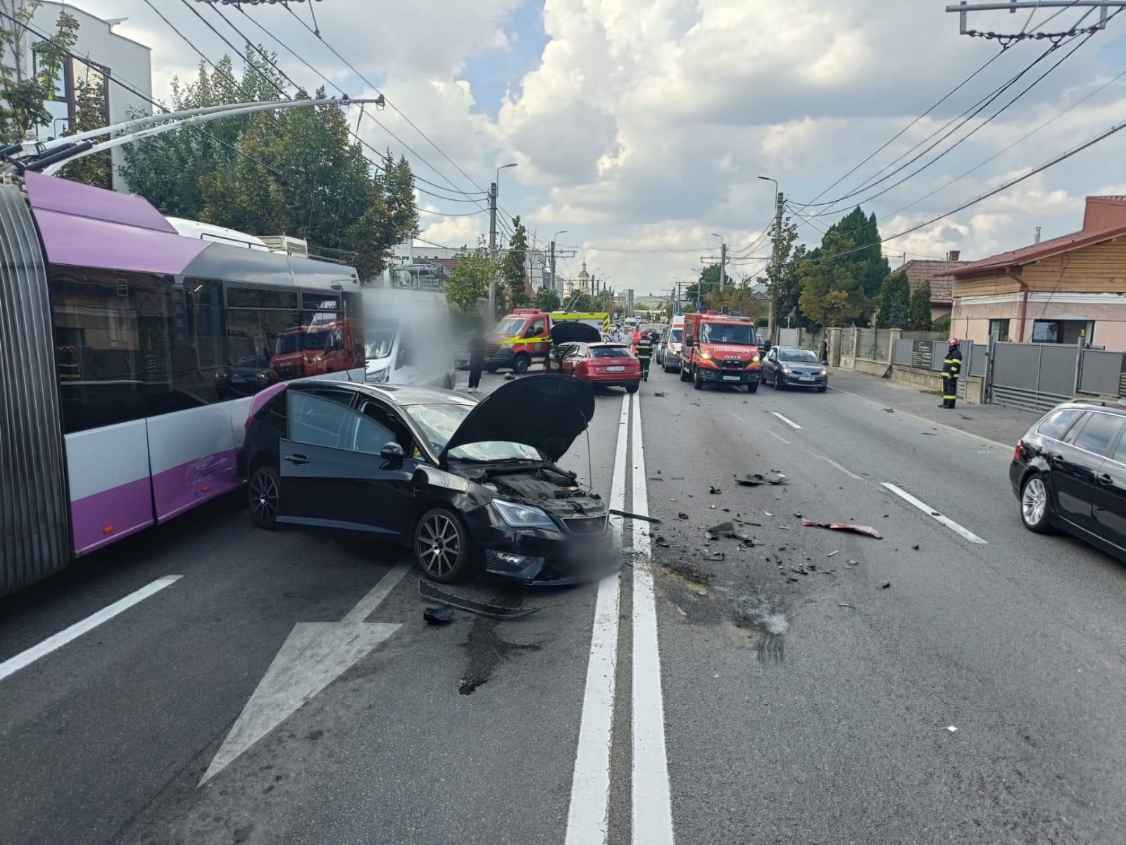 Două persoane rănite, după un accident în care au fost implicate un troleibuz și trei mașini în Cluj