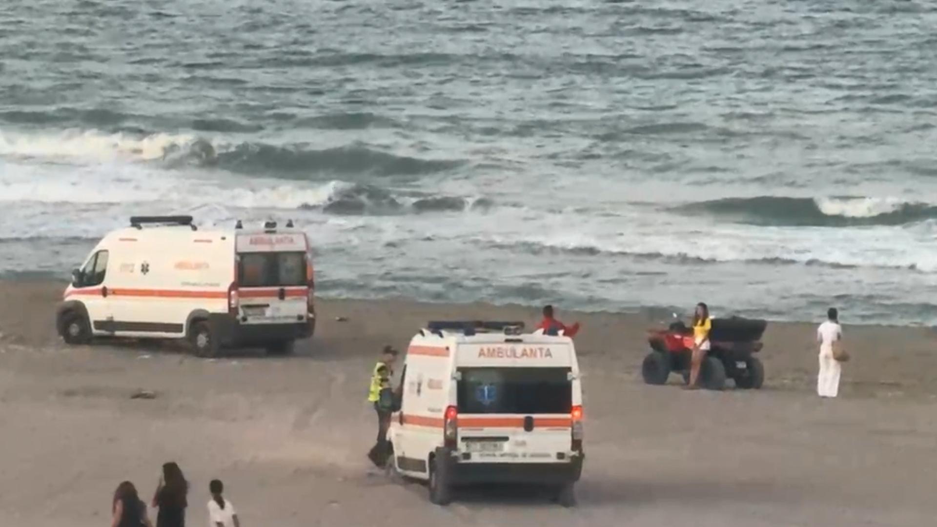 "Vedeţi cu cine am de-a face?" Dialogul dintre un salvamar şi un turist care vrea în apă pe steag roşu