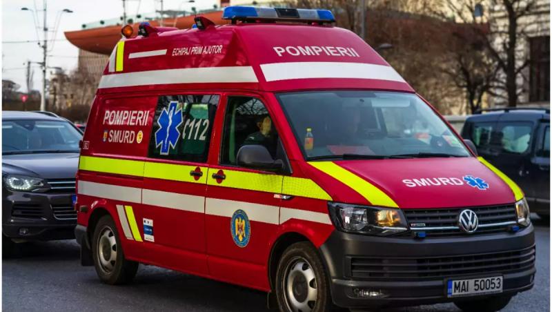 O adolescentă a căzut de la etajul 2 după ce ar fi confundat geamul dormitorului cu uşa. Se certase cu mama sa