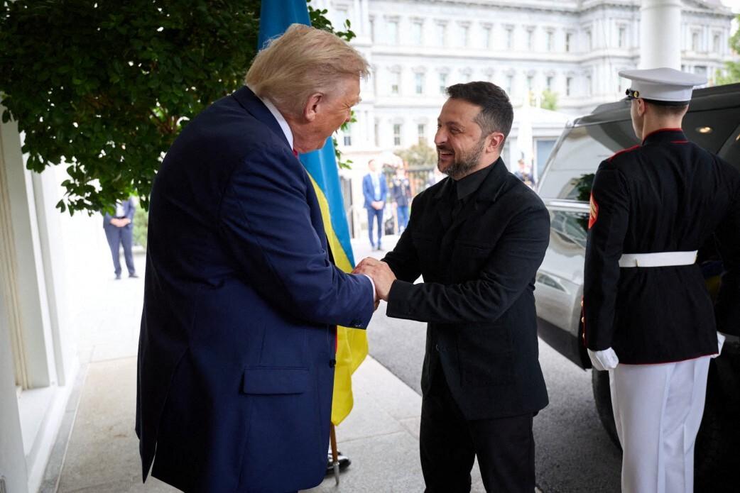 Cât costă şi de unde poate fi cumpărat sacoul purtat de Zelenski la întâlnirea cu Trump de la Casa Albă