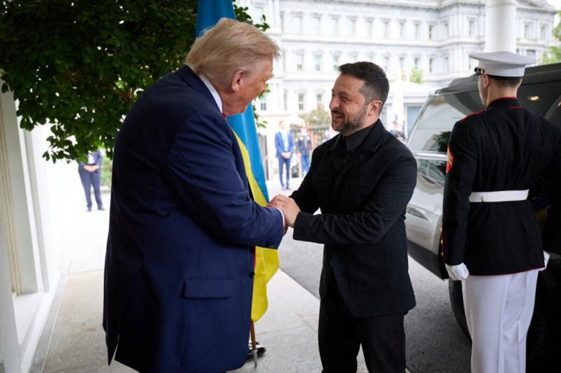 Cât costă şi de unde poate fi cumpărat sacoul purtat de Zelenski la întâlnirea cu Trump de la Casa Albă Cât costă şi de unde poate fi cumpărat sacoul purtat de Zelenski la întâlnirea cu Trump de la Casa Albă