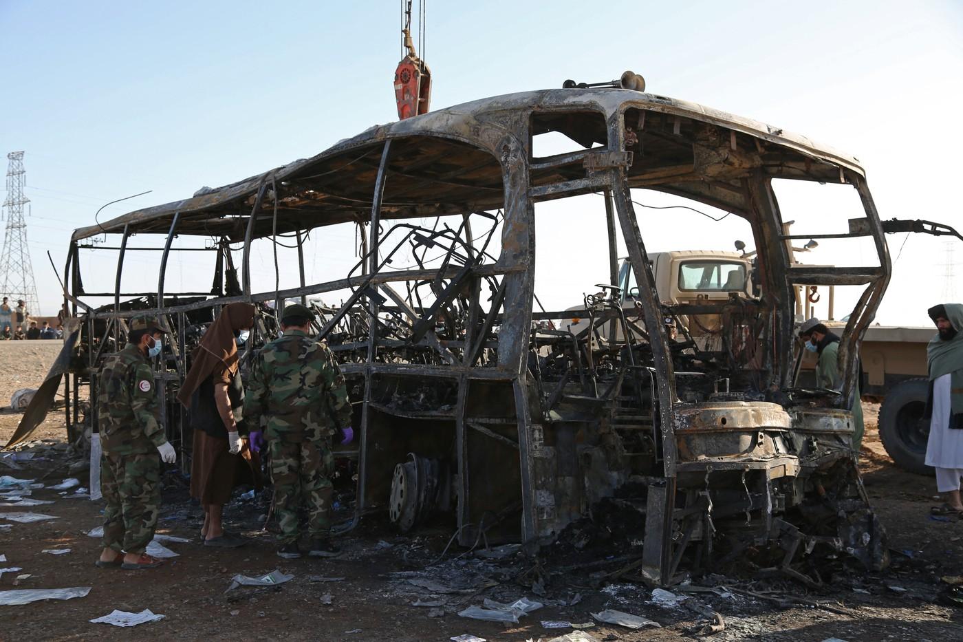 Cel puţin 76 de persoane au murit, printre care 17 copii, într-un cumplit accident în Afganistan