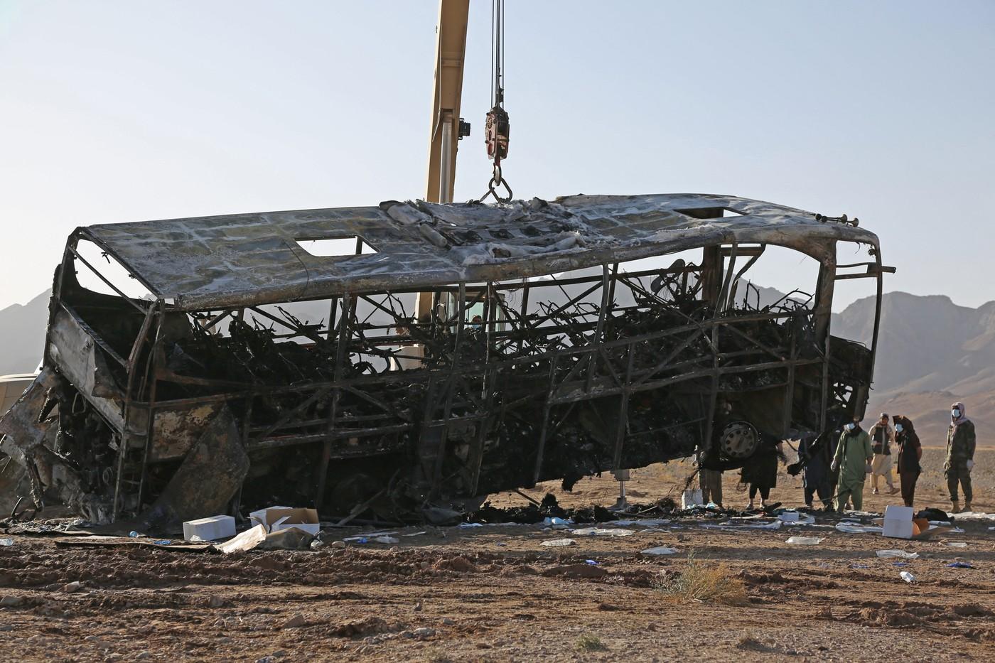 Cel puţin 76 de persoane au murit, printre care 17 copii, într-un cumplit accident în Afganistan