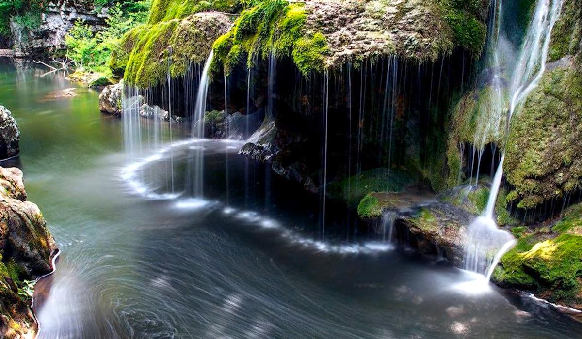 Cascada Bigăr şi Tunelul Iubirii, printre locurile unice uitate de lume Dă o senzaţie de sărăcie şi nepăsare