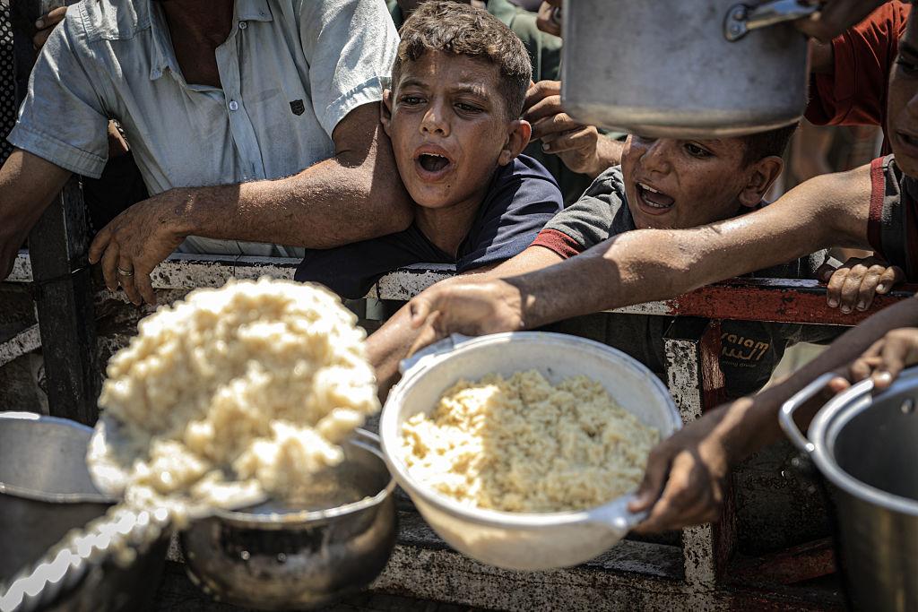 Păduchi, foamete si câini care se hrănesc cu cadavre. Cum arată calvarul din Gaza, în pragul unei noi ofensive