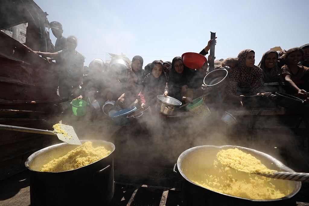 Păduchi, foamete si câini care se hrănesc cu cadavre. Cum arată calvarul din Gaza, în pragul unei noi ofensive
