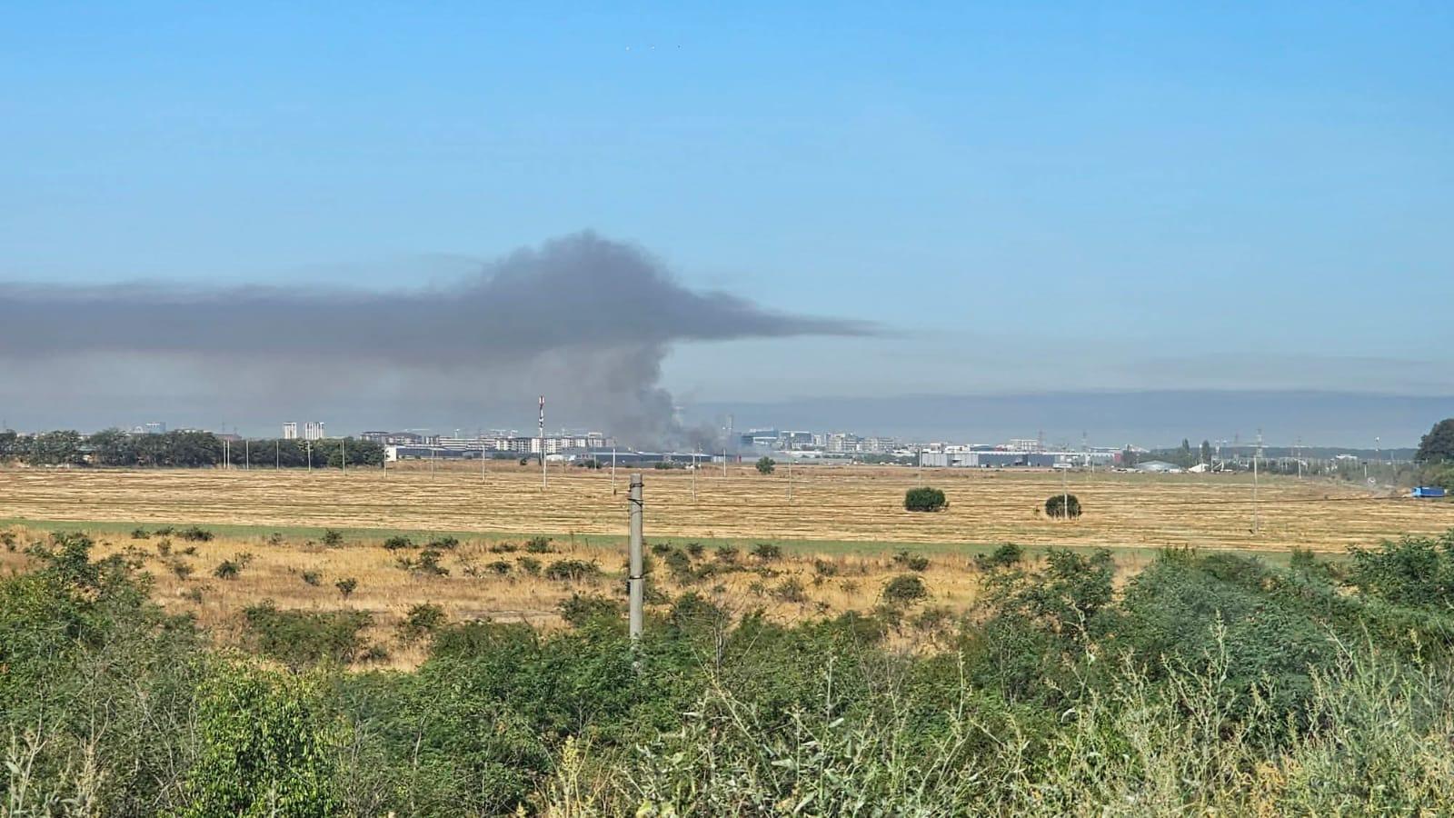 Poluare majoră în București: Miros groaznic de fum după incendiul din Dragonul Roşu. Cele mai afectate zone