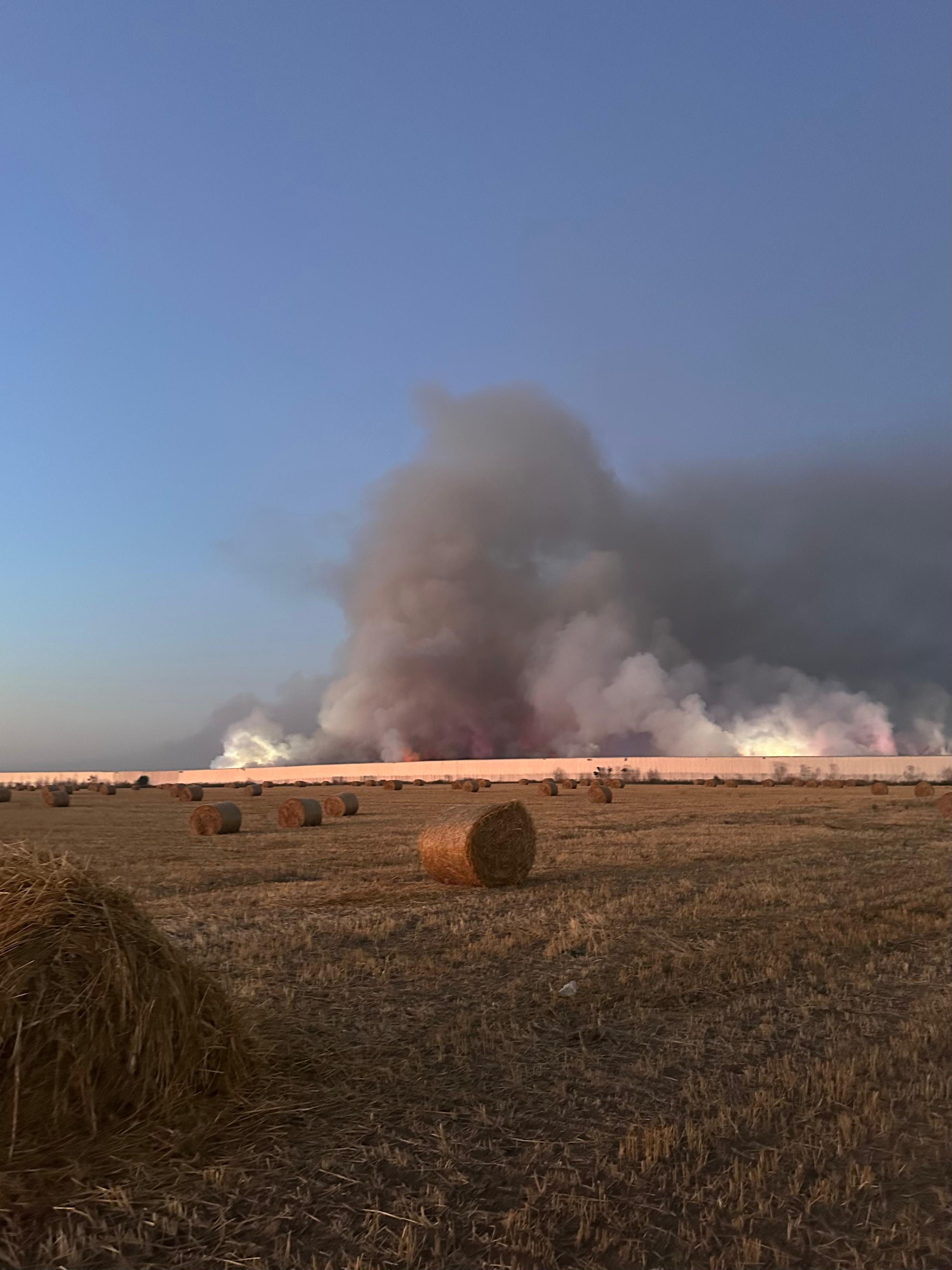 Poluare majoră în București: Miros groaznic de fum după incendiul din Dragonul Roşu. Cele mai afectate zone