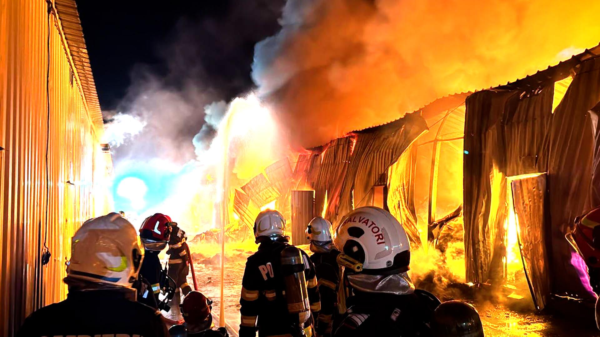 ANIMAŢIE. Particule extrem de periculoase deasupra Bucureştiului, după incendiul din Dragonul Roşu