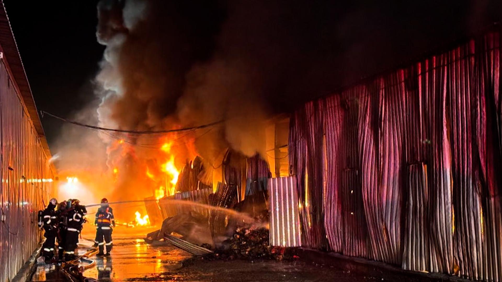 ANIMAŢIE. Particule extrem de periculoase deasupra Bucureştiului, după incendiul din Dragonul Roşu