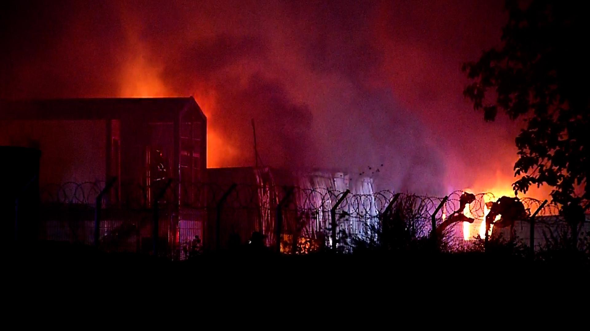 ANIMAŢIE. Particule extrem de periculoase deasupra Bucureştiului, după incendiul din Dragonul Roşu