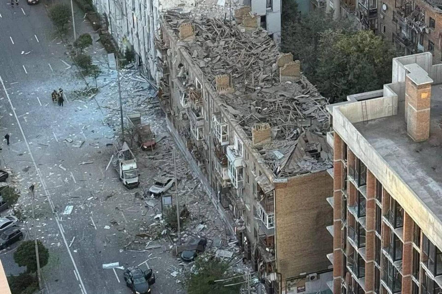 18 morți și zeci de răniți la Kiev. Rusia a lovit cu două rachete fabrica de drone Bayraktar din capitală