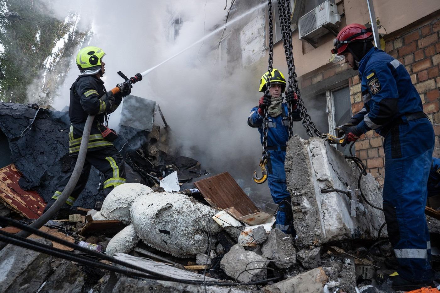 "Am ridicat privirea, acoperișul dispăruse". Dramele rămase în urma atacului Rusiei din Kiev