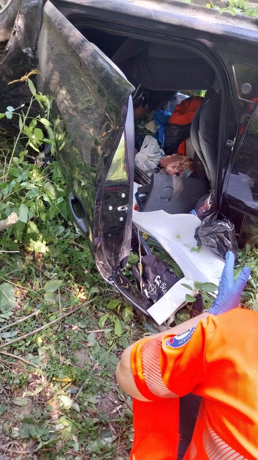 Doi soţi au murit, după ce au căzut cu maşina într-o râpă, în Iaşi