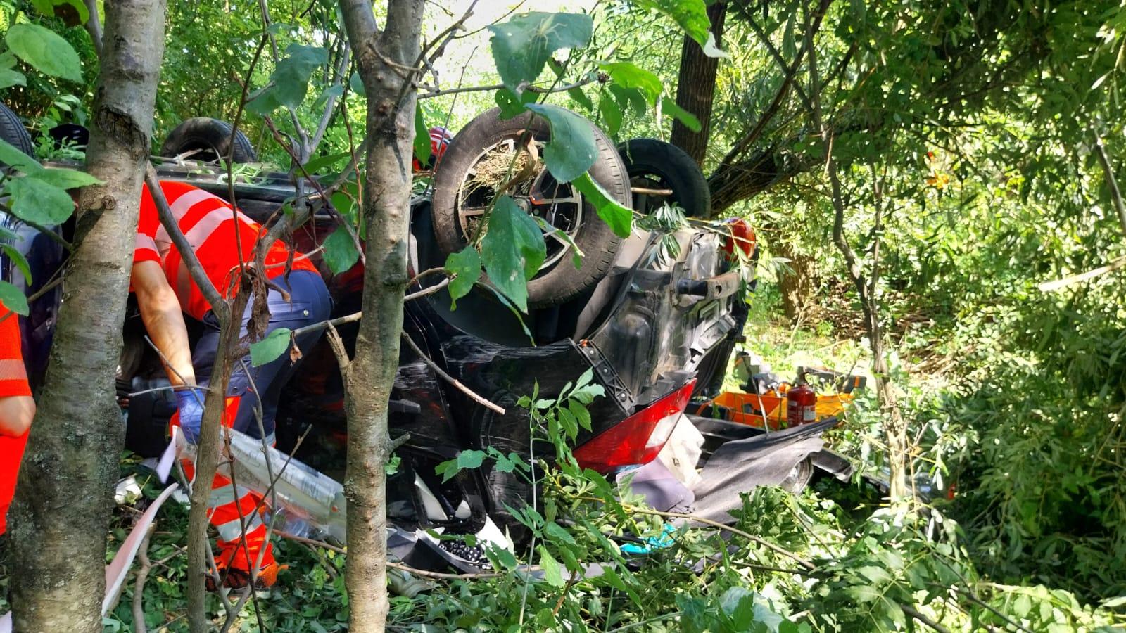 Doi soţi au murit, după ce au căzut cu maşina într-o râpă, în Iaşi