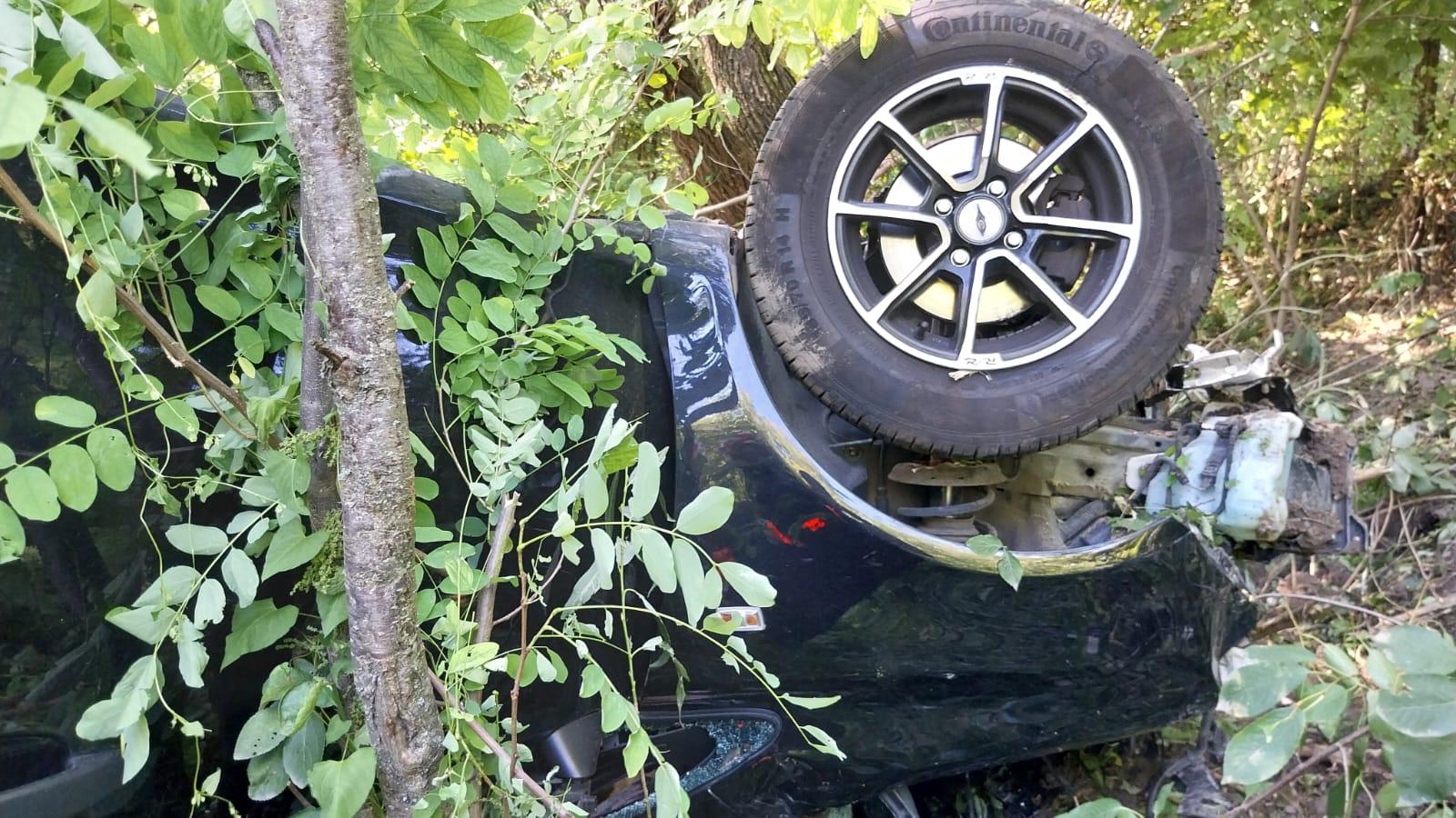 Doi soţi au murit, după ce au căzut cu maşina într-o râpă, în Iaşi