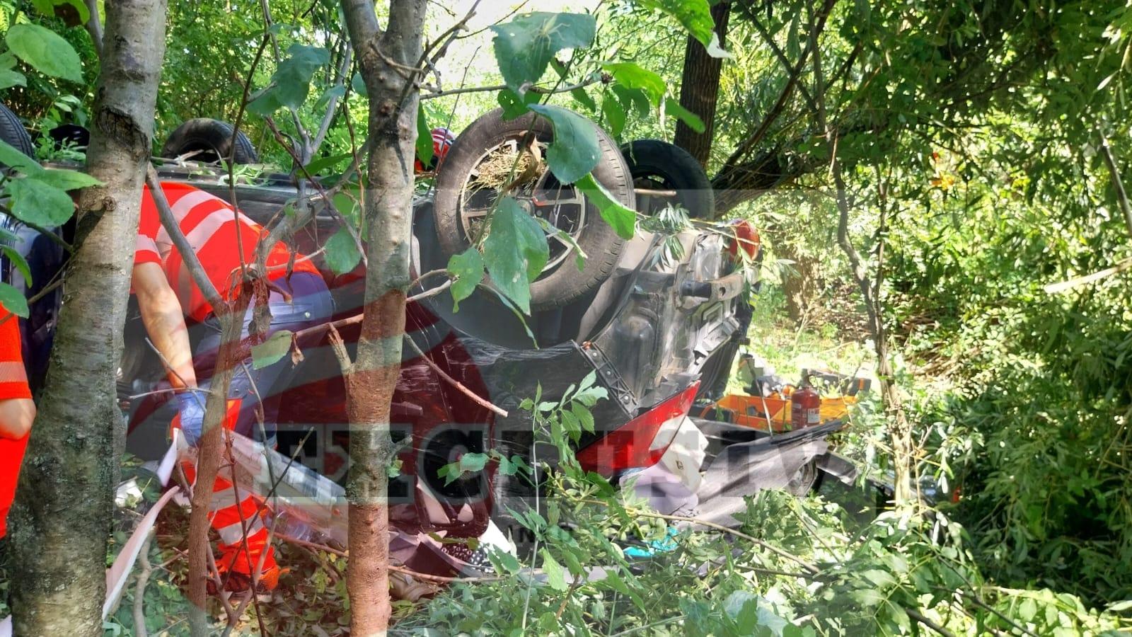 Doi soţi au murit, după ce au căzut cu maşina într-o râpă, în Iaşi