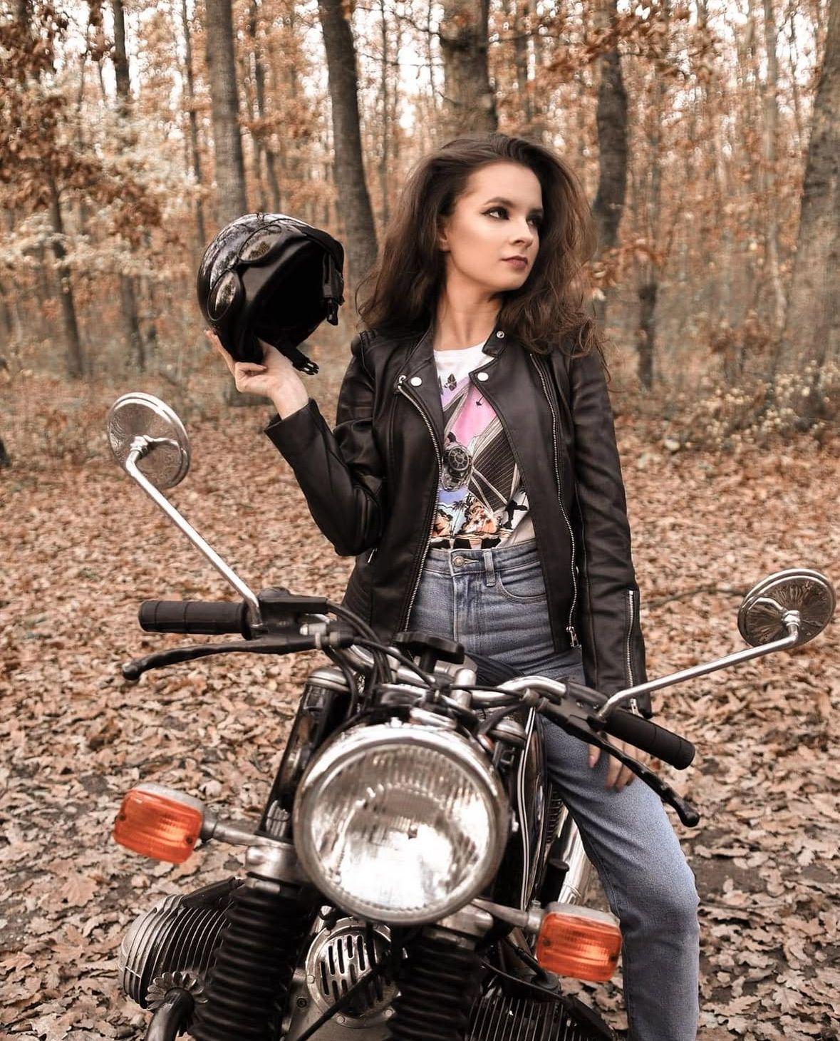 Ministrul Educaţiei Daniel David are consilieră un fost fotomodel. Isabel Diana Leucuţa l-a însoţit şi în SUA