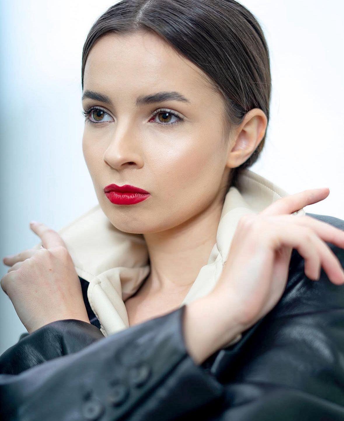 Ministrul Educaţiei Daniel David are consilieră un fost fotomodel. Isabel Diana Leucuţa l-a însoţit şi în SUA